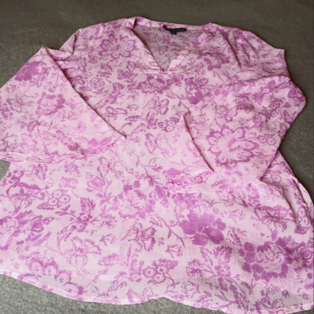 Susan Graver Style S White Floral Pink Print Longsleeves V- neck Women's Top